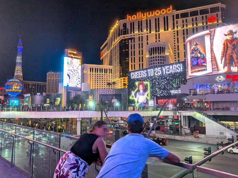 人も車も多いです